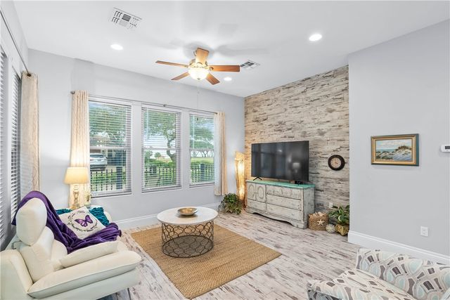 1502 Royal Oaks Trai 1502, Rockport, TX 78382