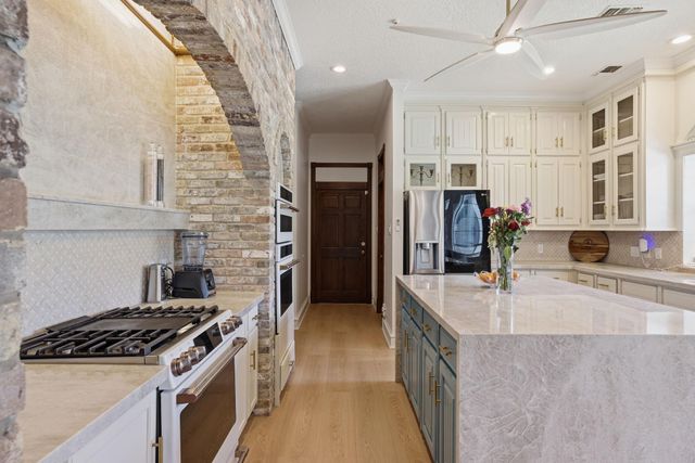 2922 Cedar Woods Place, Houston, TX 77068