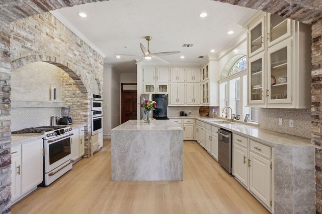 2922 Cedar Woods Place, Houston, TX 77068