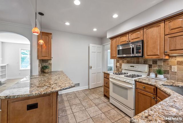 79 Highland Road, Glen Rock, NJ 07452