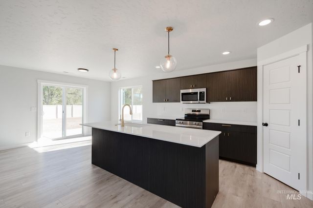 1109 W Cub River Dr, Meridian, ID 83642