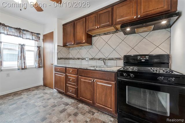 720 E Robert Avenue, Hazel Park, MI 48030