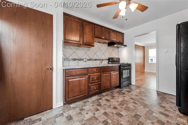 720 E Robert Avenue, Hazel Park, MI 48030