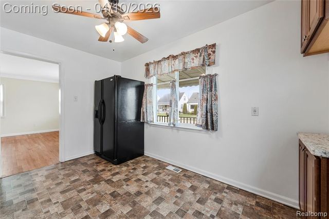 720 E Robert Avenue, Hazel Park, MI 48030