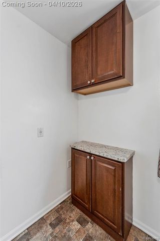 720 E Robert Avenue, Hazel Park, MI 48030