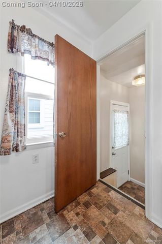 720 E Robert Avenue, Hazel Park, MI 48030