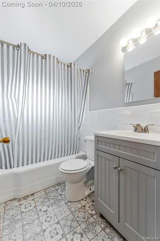 720 E Robert Avenue, Hazel Park, MI 48030