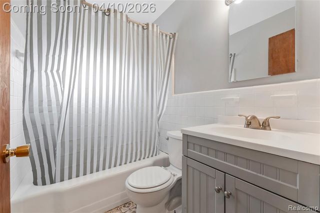 720 E Robert Avenue, Hazel Park, MI 48030