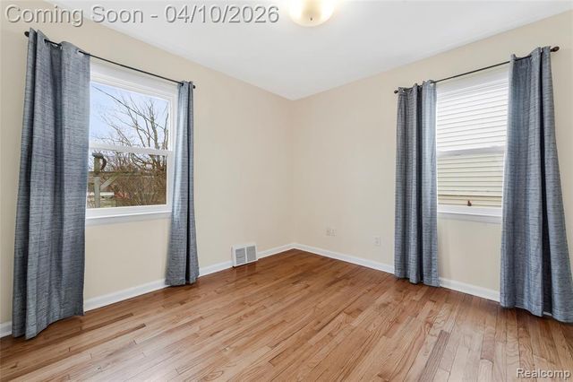 720 E Robert Avenue, Hazel Park, MI 48030