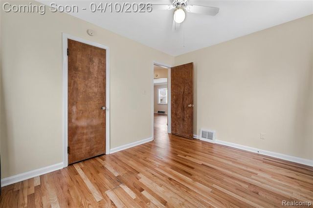 720 E Robert Avenue, Hazel Park, MI 48030