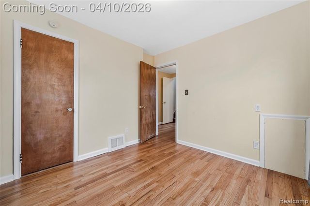 720 E Robert Avenue, Hazel Park, MI 48030