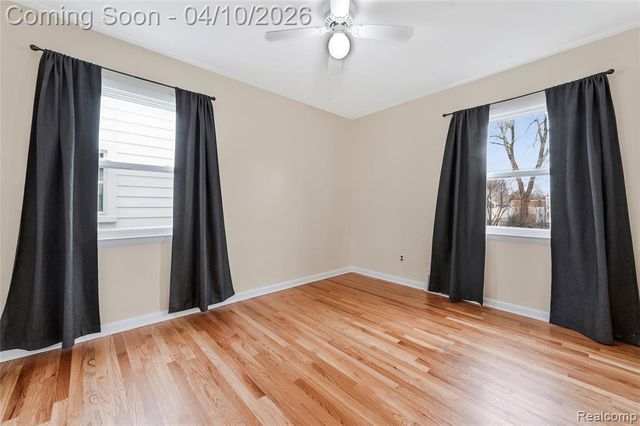 720 E Robert Avenue, Hazel Park, MI 48030