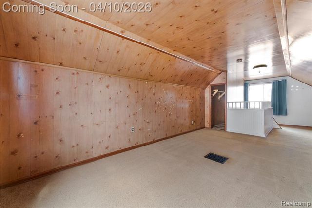 720 E Robert Avenue, Hazel Park, MI 48030