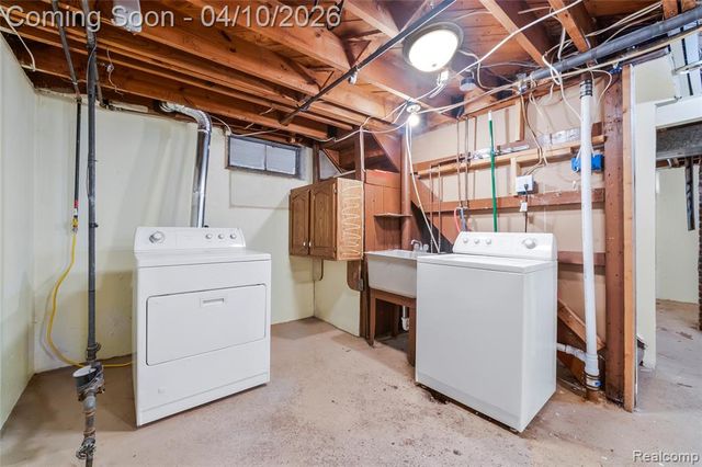 720 E Robert Avenue, Hazel Park, MI 48030