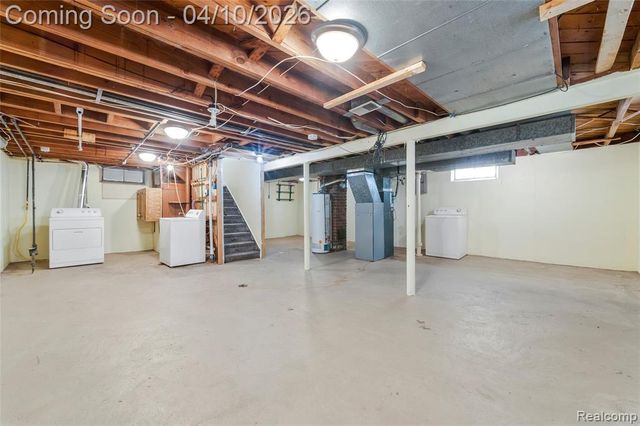 720 E Robert Avenue, Hazel Park, MI 48030