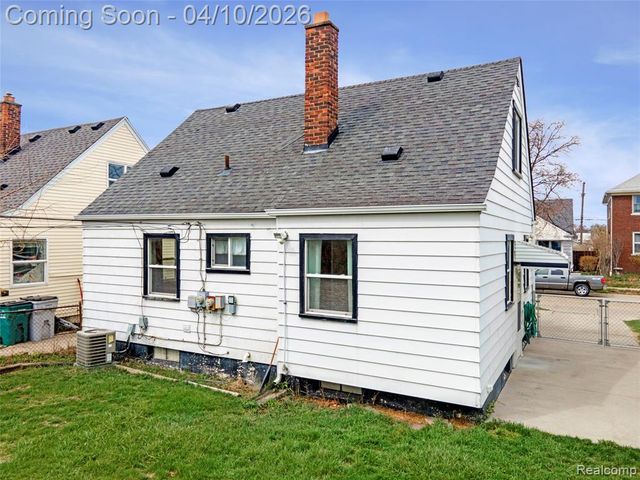 720 E Robert Avenue, Hazel Park, MI 48030