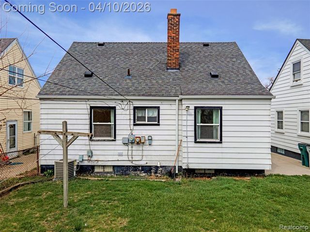 720 E Robert Avenue, Hazel Park, MI 48030