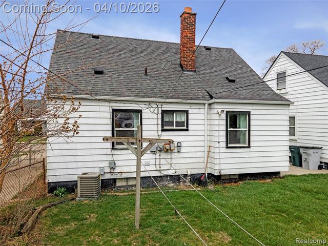 720 E Robert Avenue, Hazel Park, MI 48030