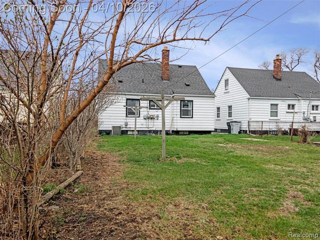 720 E Robert Avenue, Hazel Park, MI 48030