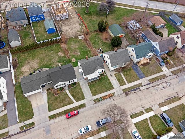 720 E Robert Avenue, Hazel Park, MI 48030