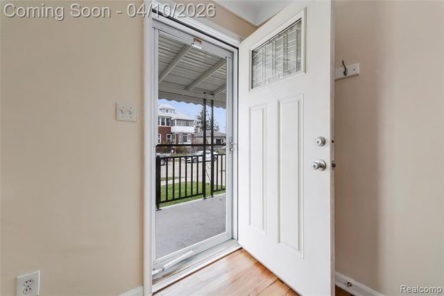 720 E Robert Avenue, Hazel Park, MI 48030