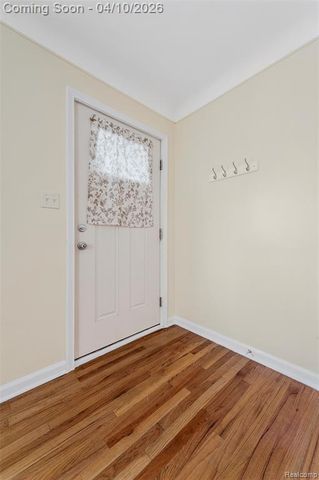 720 E Robert Avenue, Hazel Park, MI 48030