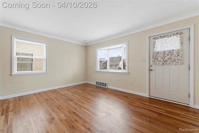 720 E Robert Avenue, Hazel Park, MI 48030