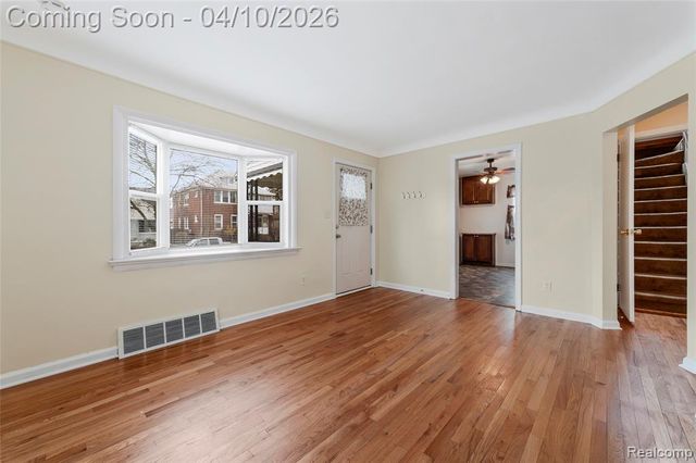 720 E Robert Avenue, Hazel Park, MI 48030