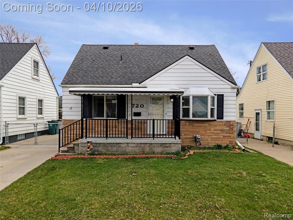 720 E Robert Avenue, Hazel Park, MI 48030