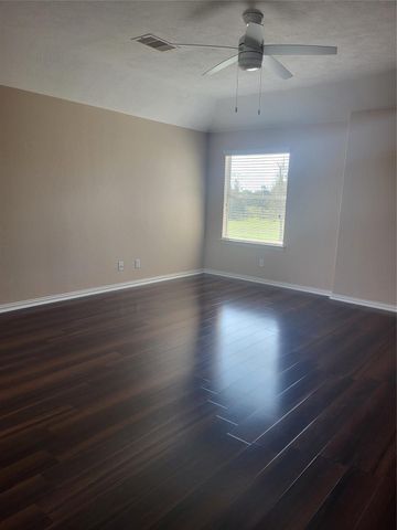 7034 Sun Creek Drive Drive, Hitchcock, TX 77563