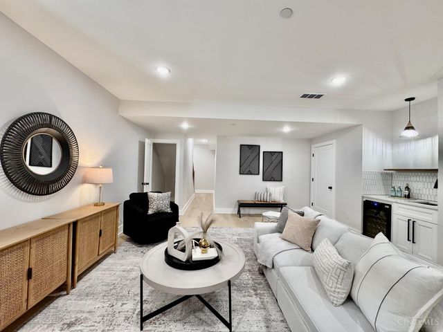 6826 Bantry Avenue, Cincinnati, OH 45213