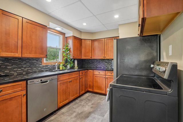593 Century Avenue N, Maplewood, MN 55119