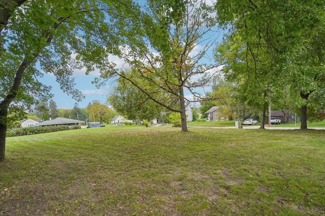 593 Century Avenue N, Maplewood, MN 55119