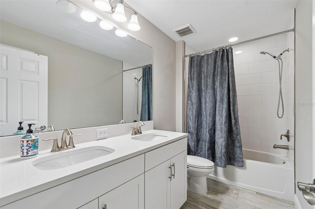 Image 25 of property listing at 4300 BURDICK LOOP, Odessa, FL 33556