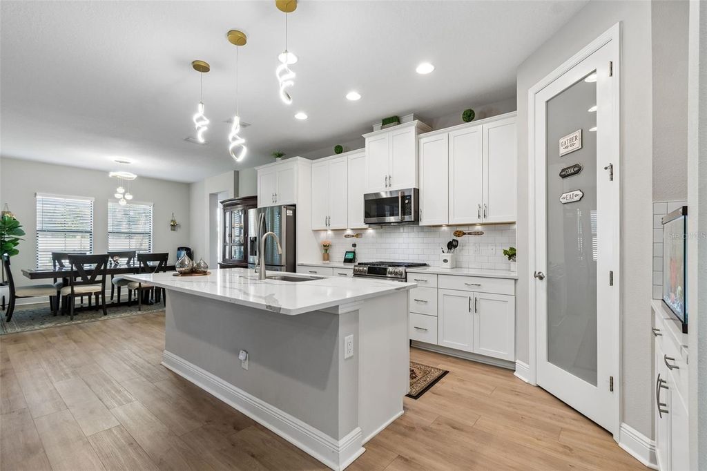 Image 9 of property listing at 4300 BURDICK LOOP, Odessa, FL 33556