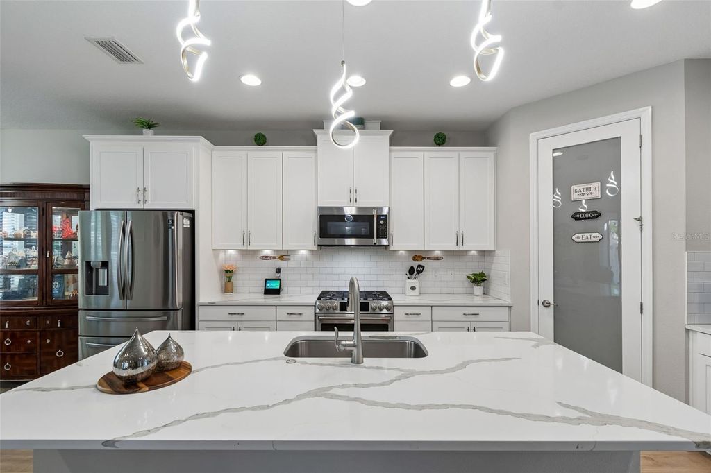 Image 10 of property listing at 4300 BURDICK LOOP, Odessa, FL 33556