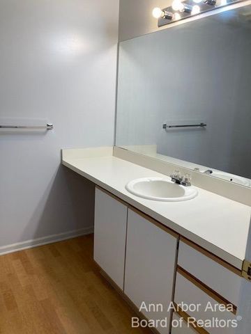 1635 Weatherstone Drive, Ann Arbor, MI 48108