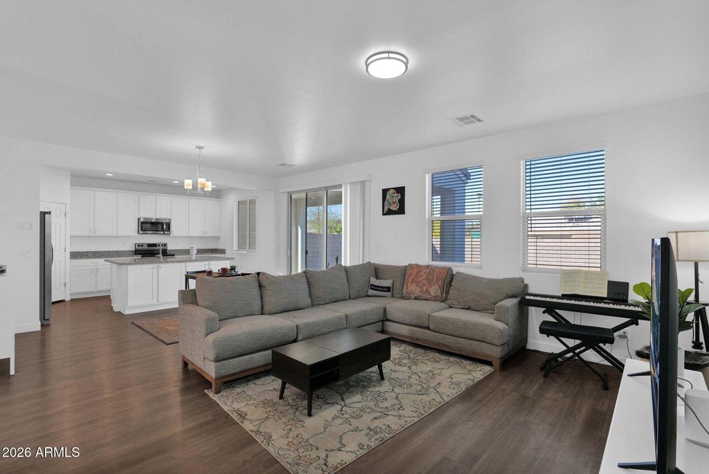 Image 10 of property listing at 5814 S DAISY PATCH Place, Phoenix, AZ 85040