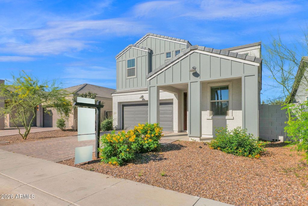 Image 2 of property listing at 5814 S DAISY PATCH Place, Phoenix, AZ 85040