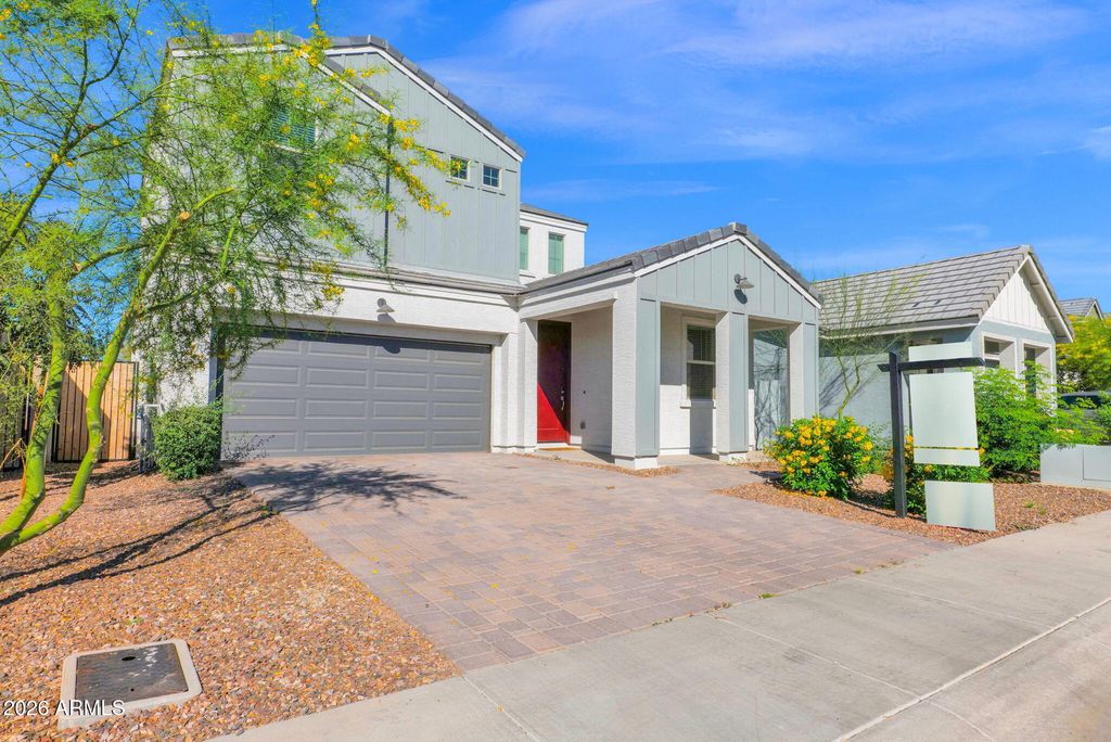 Image 3 of property listing at 5814 S DAISY PATCH Place, Phoenix, AZ 85040