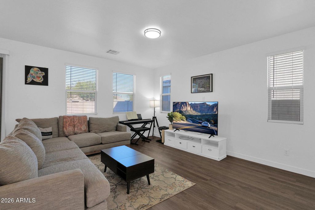 Image 9 of property listing at 5814 S DAISY PATCH Place, Phoenix, AZ 85040