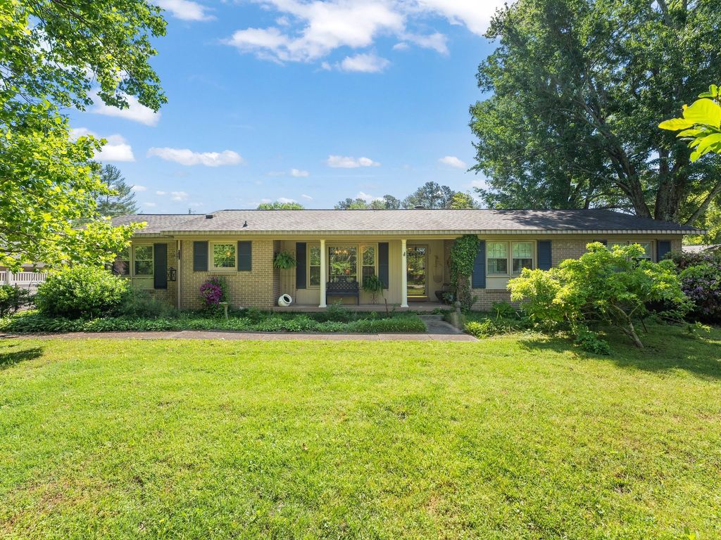 102 Essex Ct, Tullahoma, TN 37388