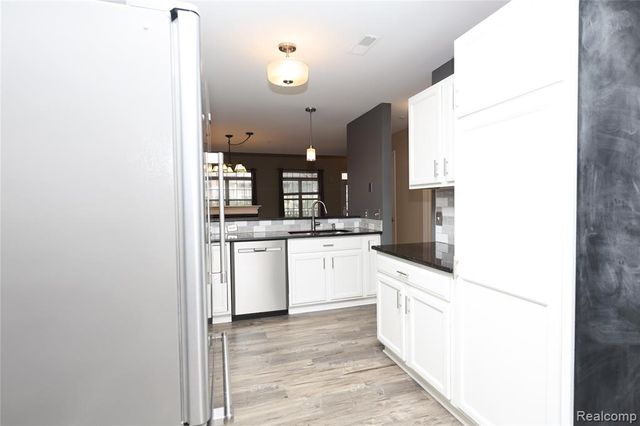 129 E Bay Drive, Walled Lake, MI 48390