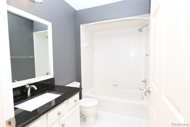 129 E Bay Drive, Walled Lake, MI 48390