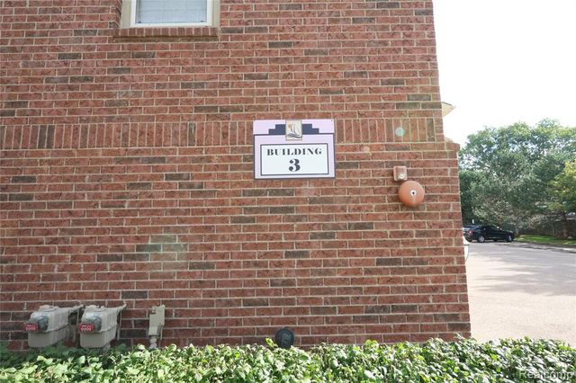 129 E Bay Drive, Walled Lake, MI 48390