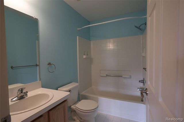129 E Bay Drive, Walled Lake, MI 48390