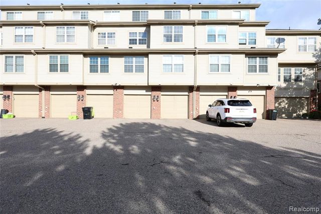 129 E Bay Drive, Walled Lake, MI 48390