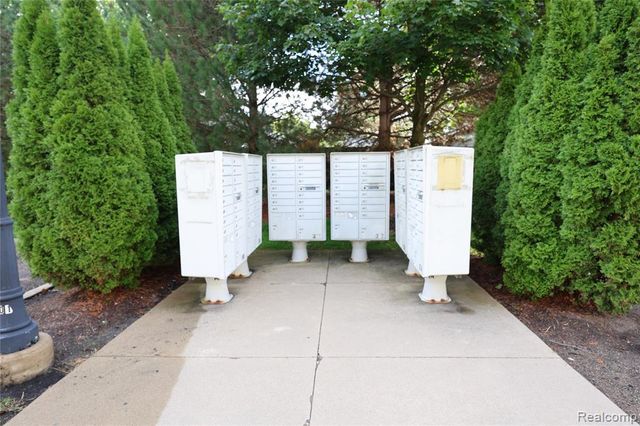 129 E Bay Drive, Walled Lake, MI 48390