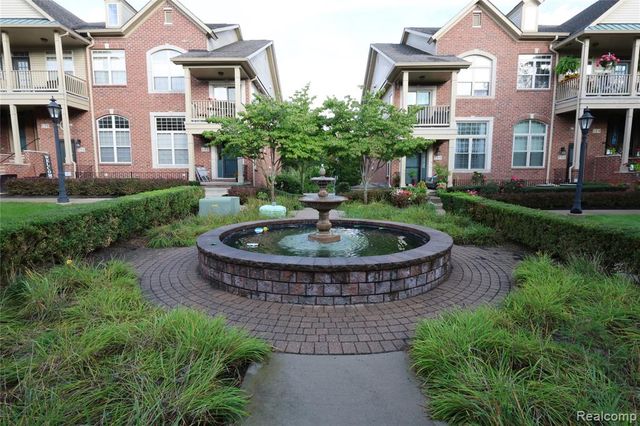 129 E Bay Drive, Walled Lake, MI 48390