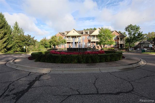 129 E Bay Drive, Walled Lake, MI 48390